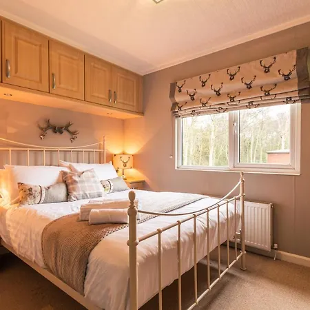 Hunters With Hot Tub Lodge