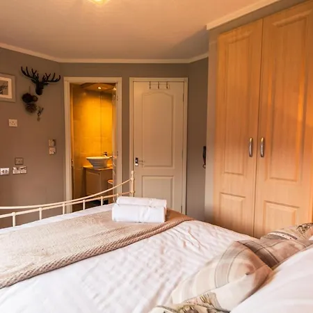 Hunters With Hot Tub 马尔顿