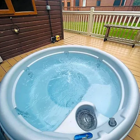 Hunters With Hot Tub Malton