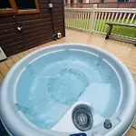 Hunters With Hot Tub 马尔顿